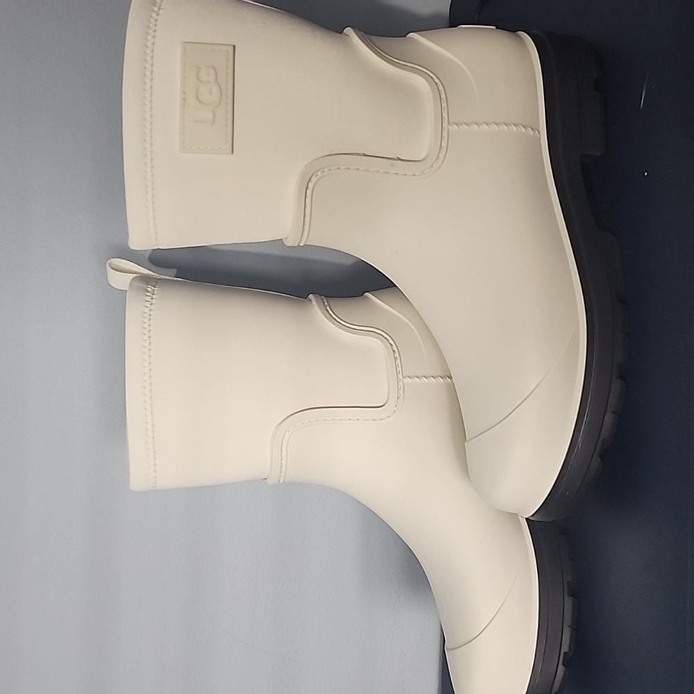 UGG WHITE WINTER BOOT